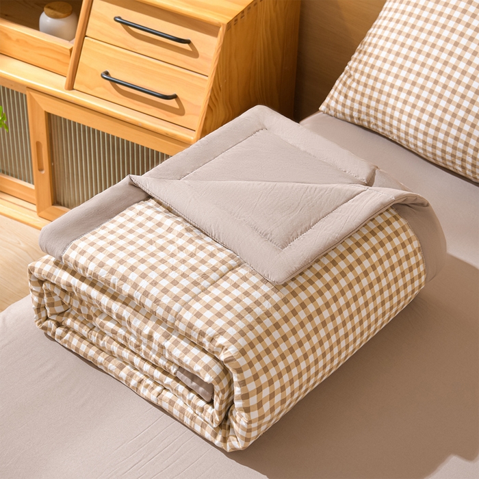 91家纺网 家纺一手货源 找家纺 绒宴家纺 2026新款水洗棉新疆棉花夏被格子款夏凉被空调被 浅米小格