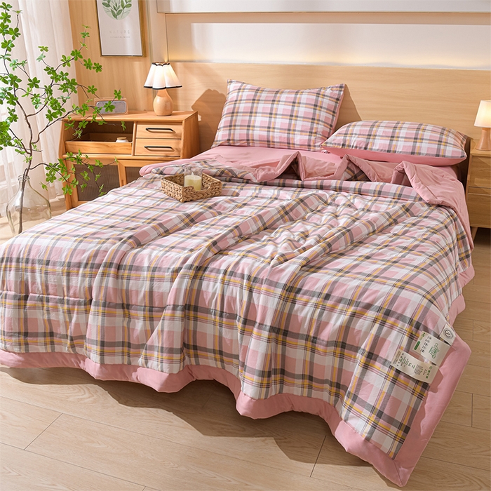 91家纺网 家纺一手货源 找家纺 绒宴家纺 2026新款水洗棉新疆棉花夏被格子款夏凉被空调被 简兮-粉