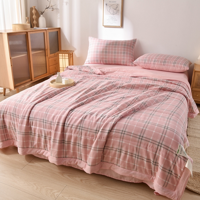 91家纺网 家纺一手货源 找家纺 绒宴家纺 2026新款水洗棉新疆棉花夏被格子款夏凉被空调被 乔南-粉