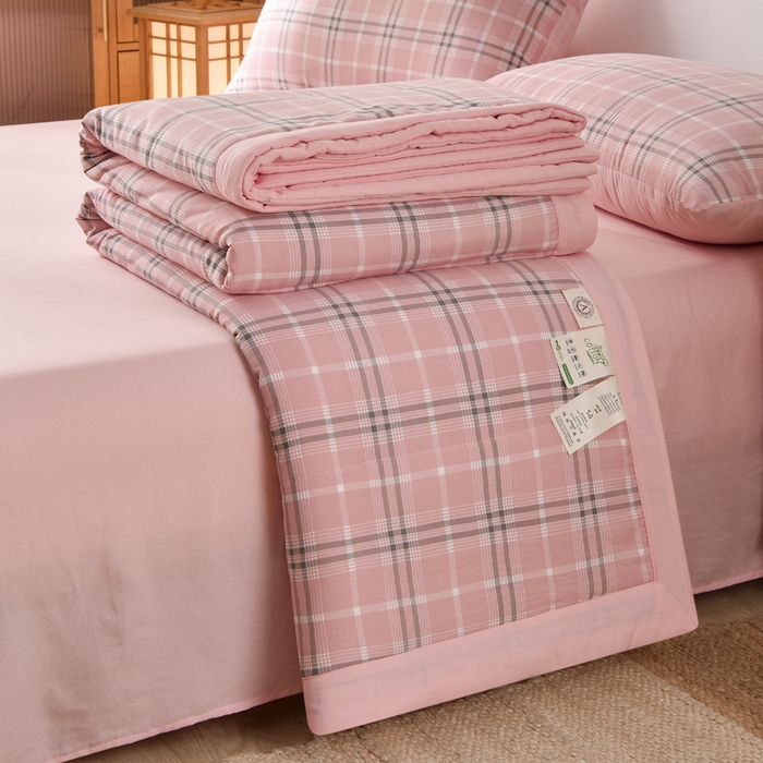 91家纺网 家纺一手货源 找家纺 绒宴家纺 2026新款水洗棉新疆棉花夏被格子款夏凉被空调被 乔南-粉