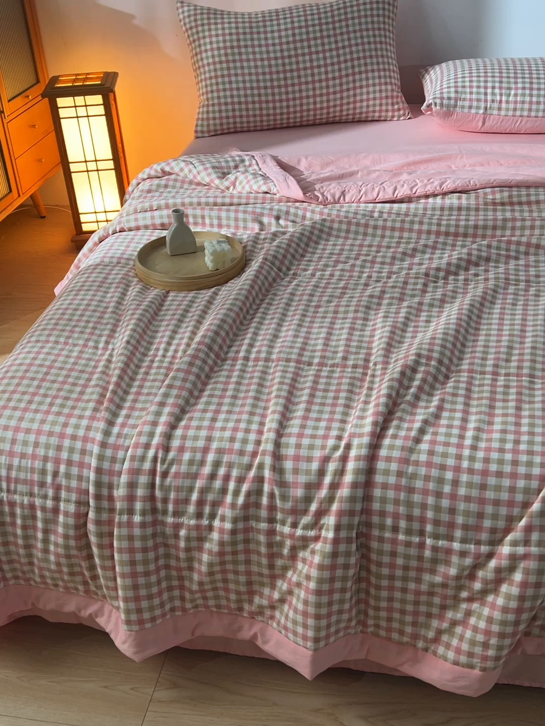 91家纺网 家纺一手货源 找家纺 绒宴家纺 2026新款水洗棉新疆棉花夏被格子款夏凉被空调被 印月-粉