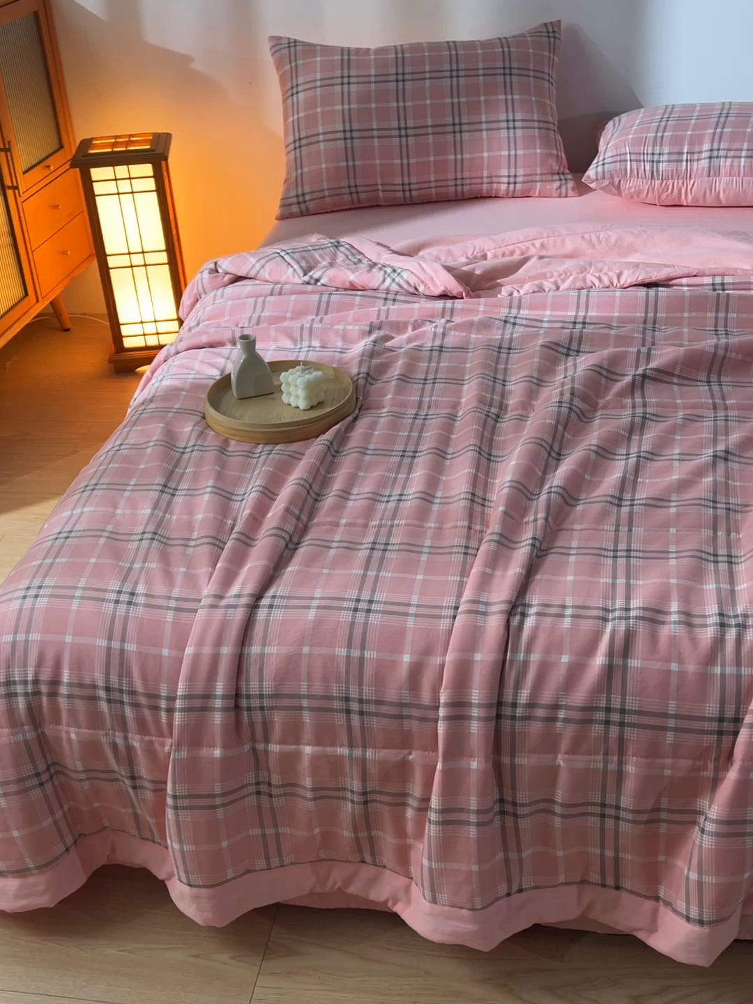 91家纺网 家纺一手货源 找家纺 绒宴家纺 2026新款水洗棉新疆棉花夏被格子款夏凉被空调被 乔南-粉