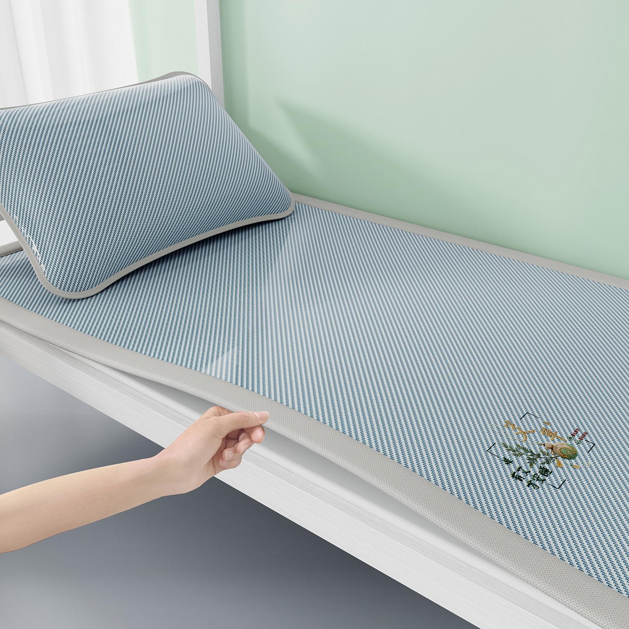 91家纺网 家纺一手货源 找家纺 奇丝雅 2026新款夏季A类艾草碳光凉席三明治冰丝凉席家用冰丝席可机洗学生宿舍上下铺空调软席三件套-学生床 艾草-蓝（三明治网底）