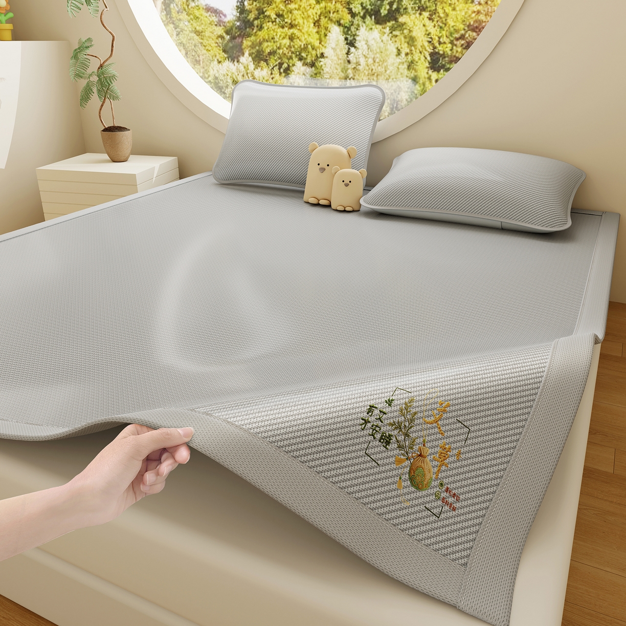 91家纺网 家纺一手货源 找家纺 奇丝雅 2026新款夏季A类艾草碳光凉席三明治冰丝凉席家用冰丝席可机洗学生宿舍上下铺空调软席三件套-大床 艾草-灰（三明治网底）