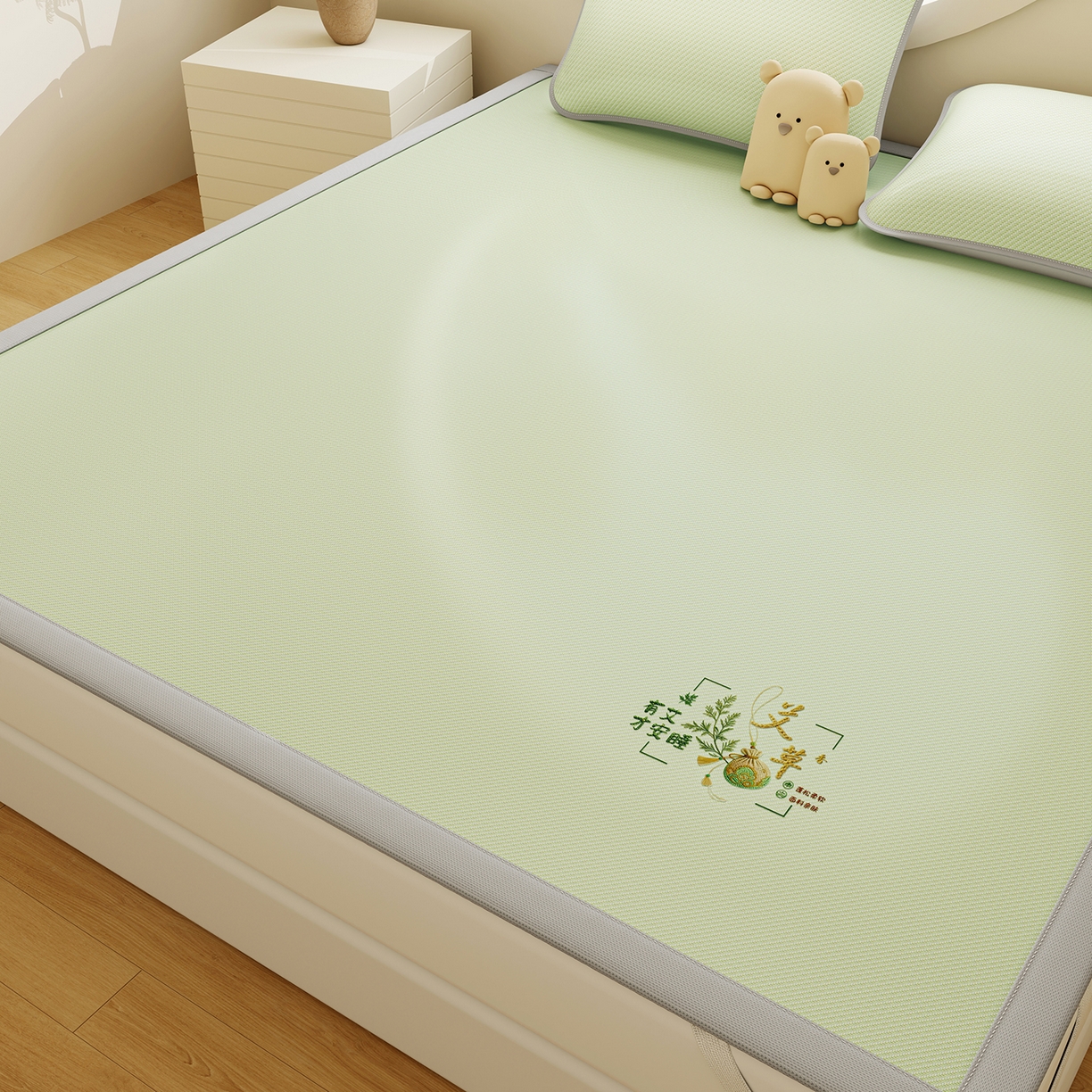 91家纺网 家纺一手货源 找家纺 奇丝雅 2026新款夏季A类艾草碳光凉席三明治冰丝凉席家用冰丝席可机洗学生宿舍上下铺空调软席三件套-大床 艾草-绿（三明治网底）