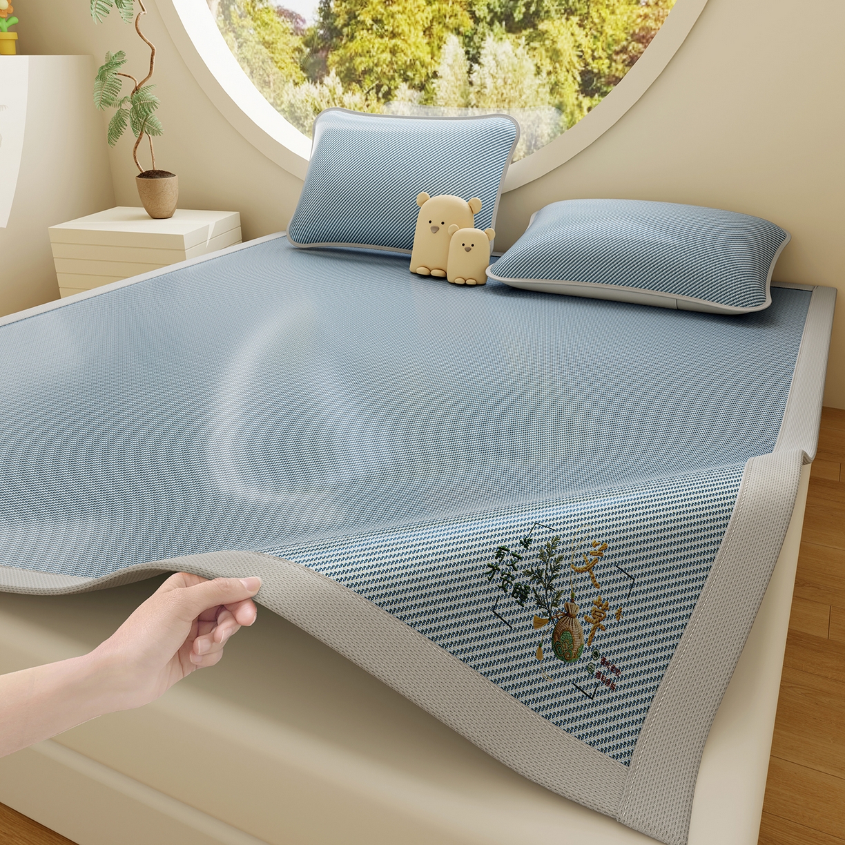 91家纺网 家纺一手货源 找家纺 奇丝雅 2026新款夏季A类艾草碳光凉席三明治冰丝凉席家用冰丝席可机洗学生宿舍上下铺空调软席三件套-大床 艾草-蓝（三明治网底）