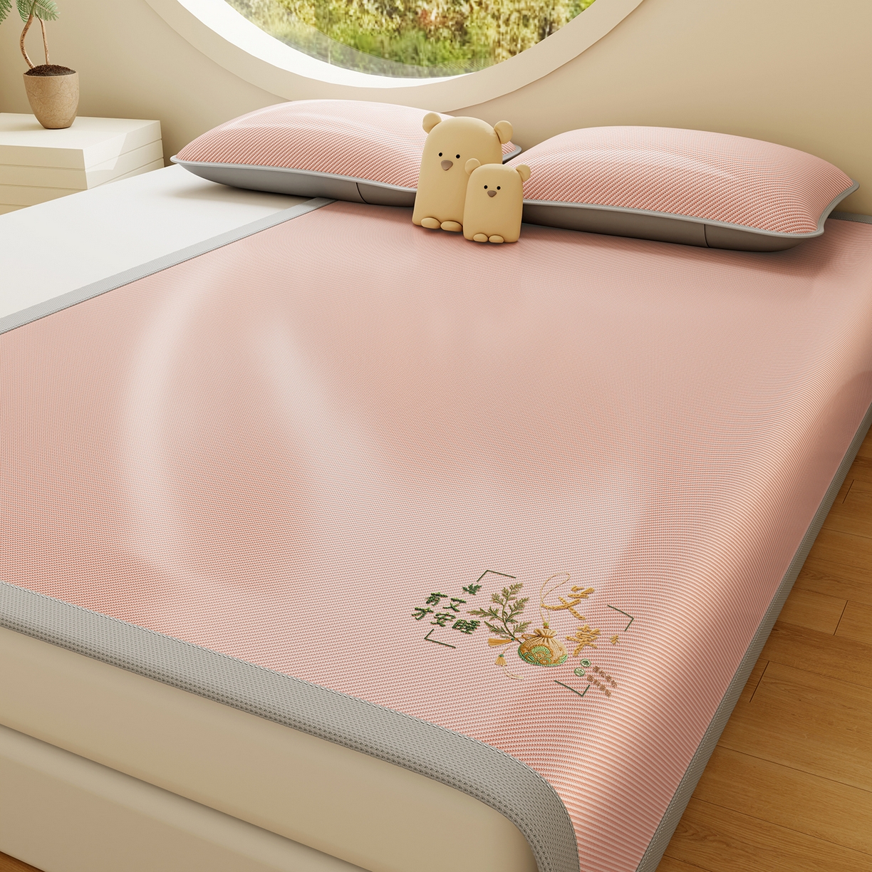 91家纺网 家纺一手货源 找家纺 奇丝雅 2026新款夏季A类艾草碳光凉席三明治冰丝凉席家用冰丝席可机洗学生宿舍上下铺空调软席三件套-大床 艾草-粉（三明治网底）