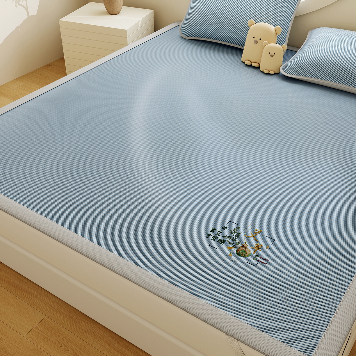 91家纺网 家纺一手货源 找家纺 奇丝雅 2026新款夏季A类艾草碳光凉席三明治冰丝凉席家用冰丝席可机洗学生宿舍上下铺空调软席三件套-大床 艾草-蓝（三明治网底）