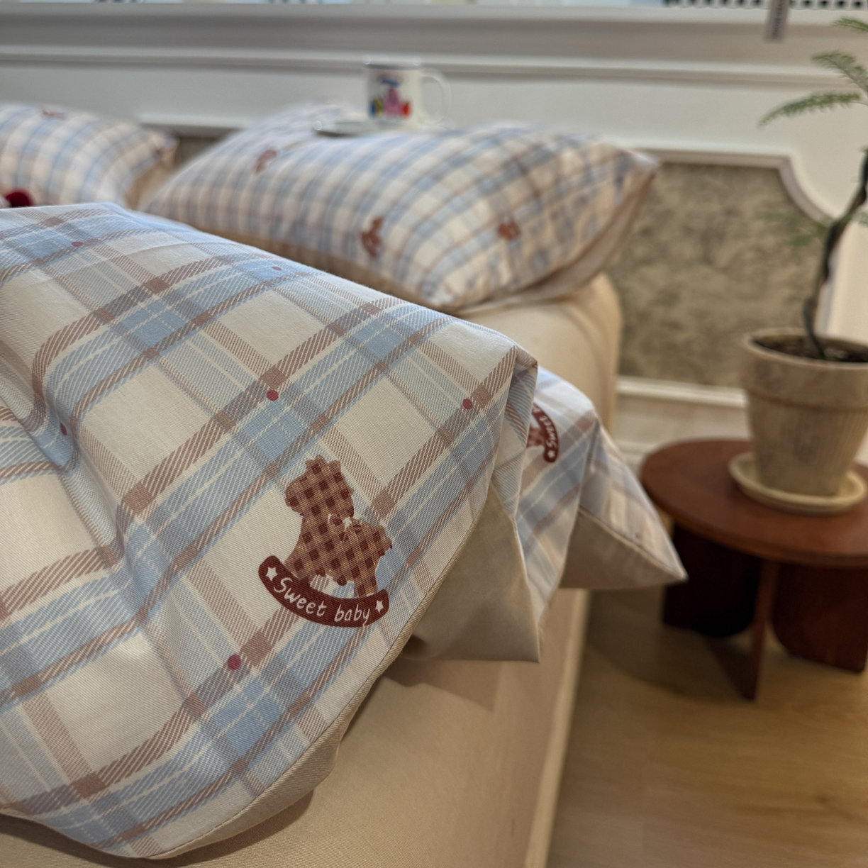 91家纺网 家纺一手货源 找家纺 呗旺鹿 2026新款全棉纯棉40支13070卡通印花四件套-第二波 蓝调木马