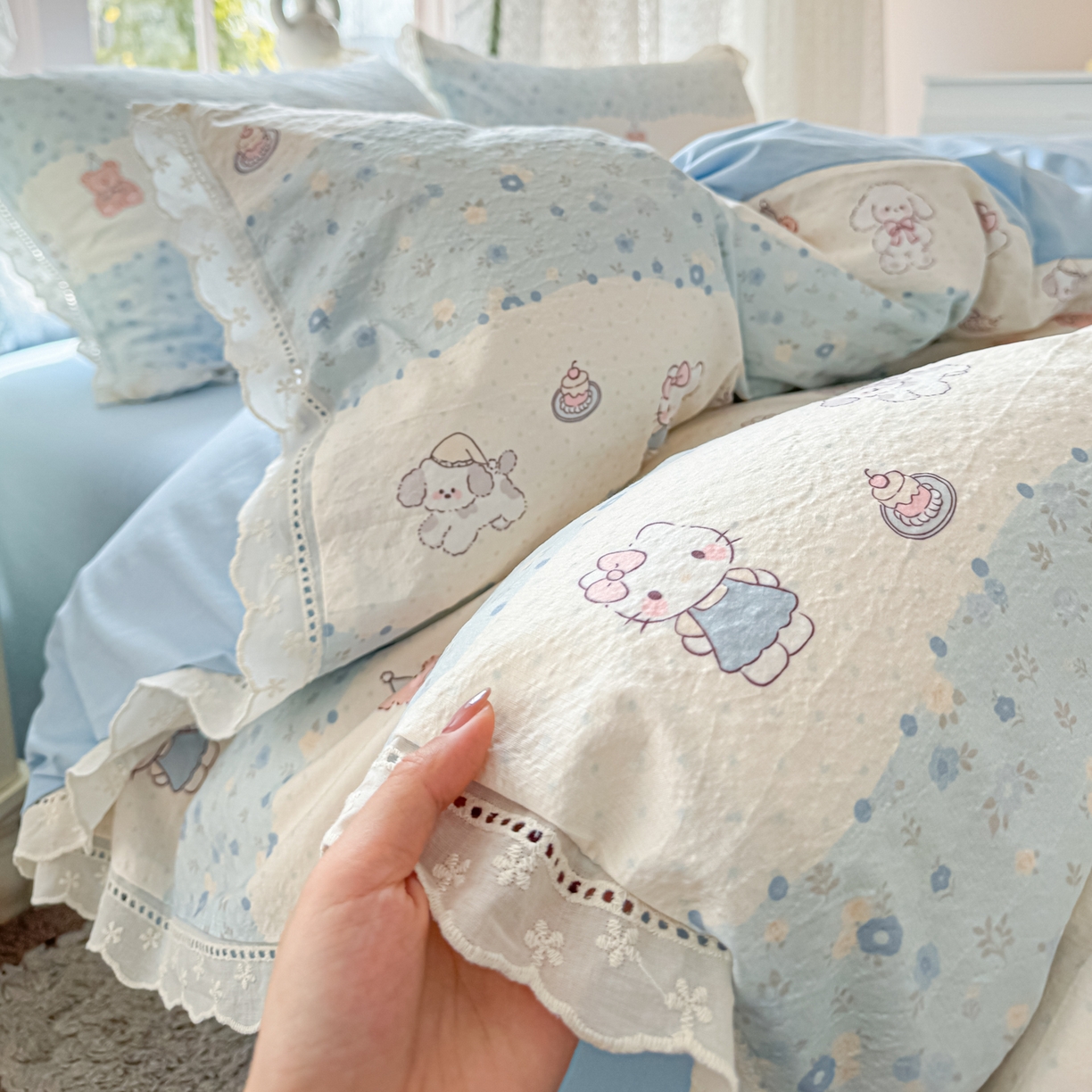 91家纺网 家纺一手货源 找家纺 寻米 2026新款全棉镂空花边云感双层纱四件套 小猫茶话会