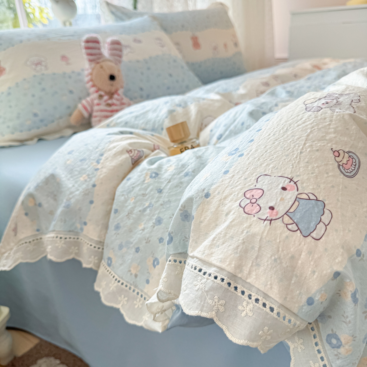 91家纺网 家纺一手货源 找家纺 寻米 2026新款全棉镂空花边云感双层纱四件套 小猫茶话会