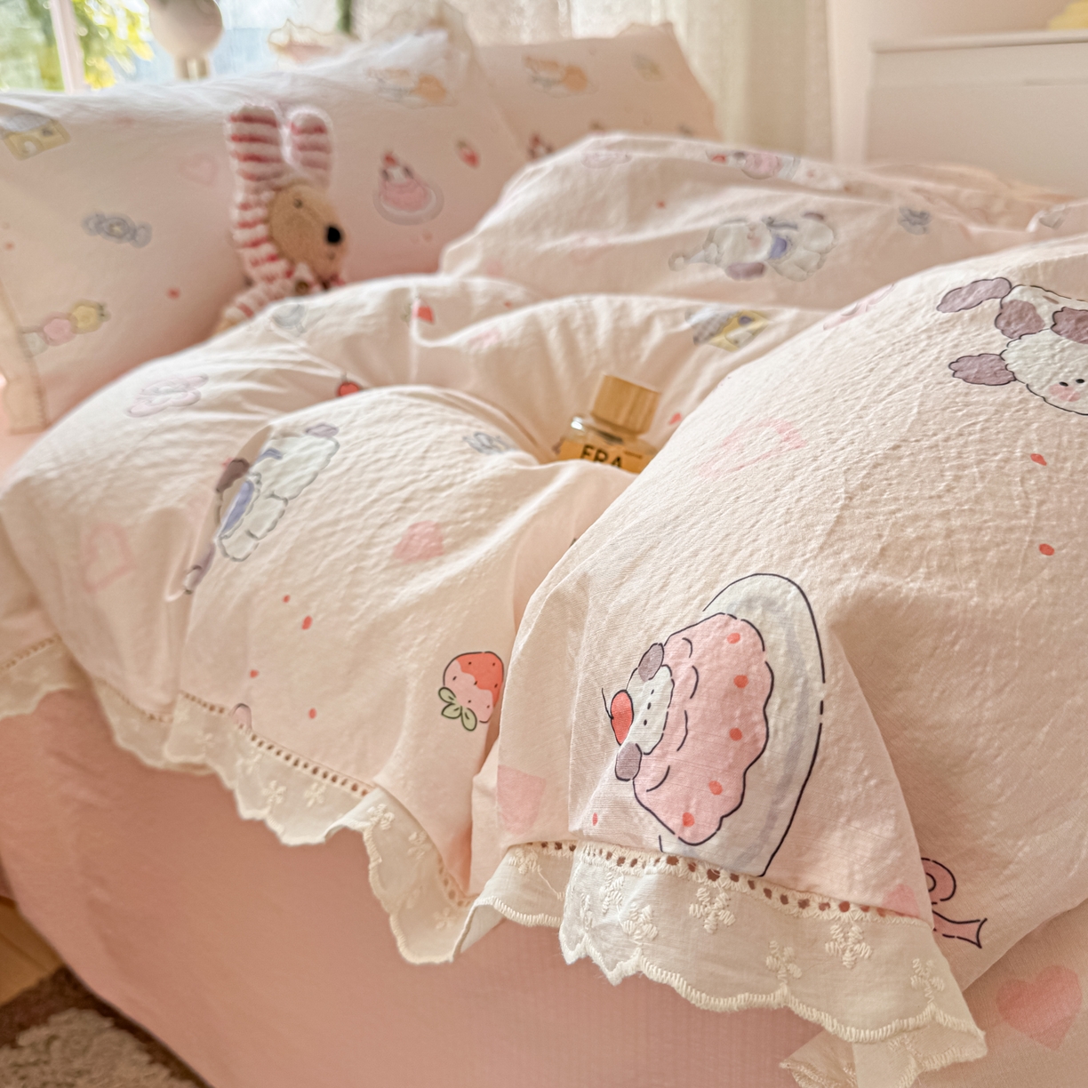 91家纺网 家纺一手货源 找家纺 寻米 2026新款全棉镂空花边云感双层纱四件套 快乐小奶狗