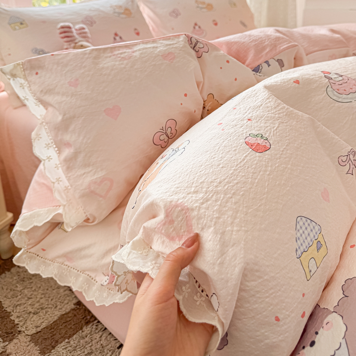 91家纺网 家纺一手货源 找家纺 寻米 2026新款全棉镂空花边云感双层纱四件套 快乐小奶狗