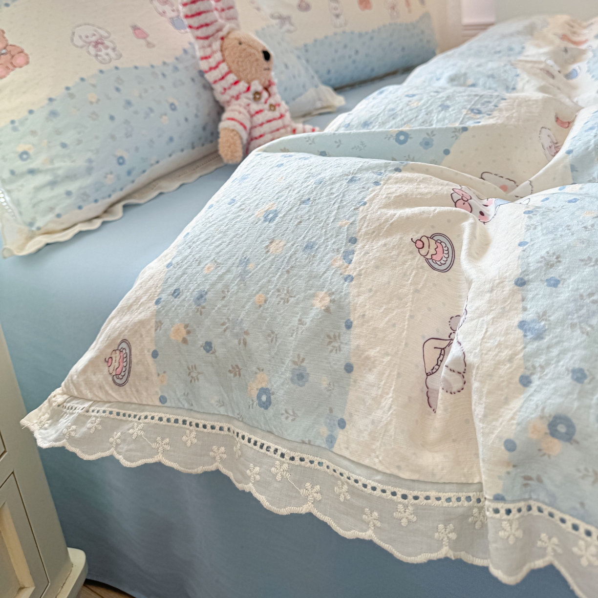 91家纺网 家纺一手货源 找家纺 寻米 2026新款全棉镂空花边云感双层纱四件套 小猫茶话会