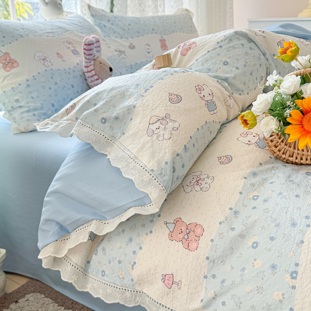 91家纺网 家纺一手货源 找家纺 寻米 2026新款全棉镂空花边云感双层纱四件套 小猫茶话会