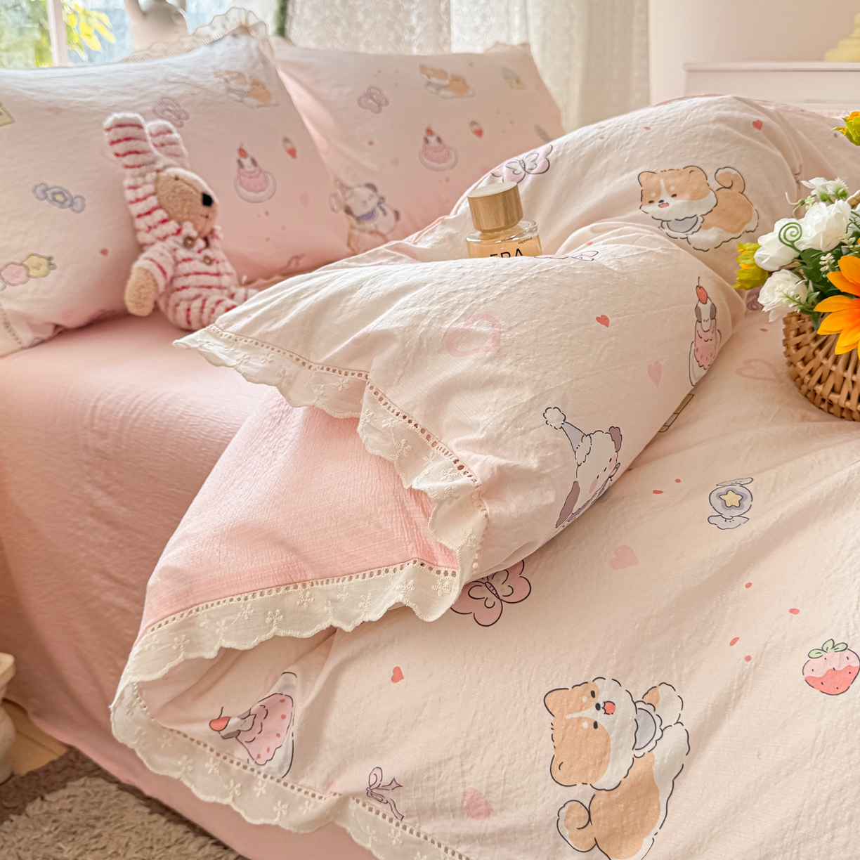 91家纺网 家纺一手货源 找家纺 寻米 2026新款全棉镂空花边云感双层纱四件套 快乐小奶狗