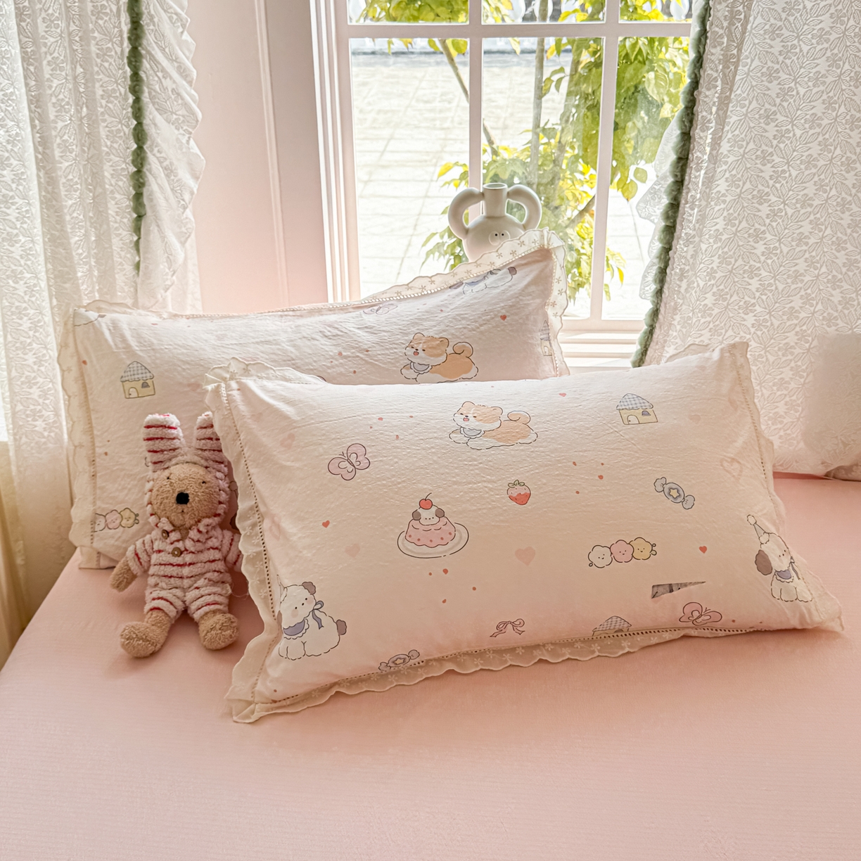 91家纺网 家纺一手货源 找家纺 寻米 2026新款全棉镂空花边云感双层纱四件套 快乐小奶狗