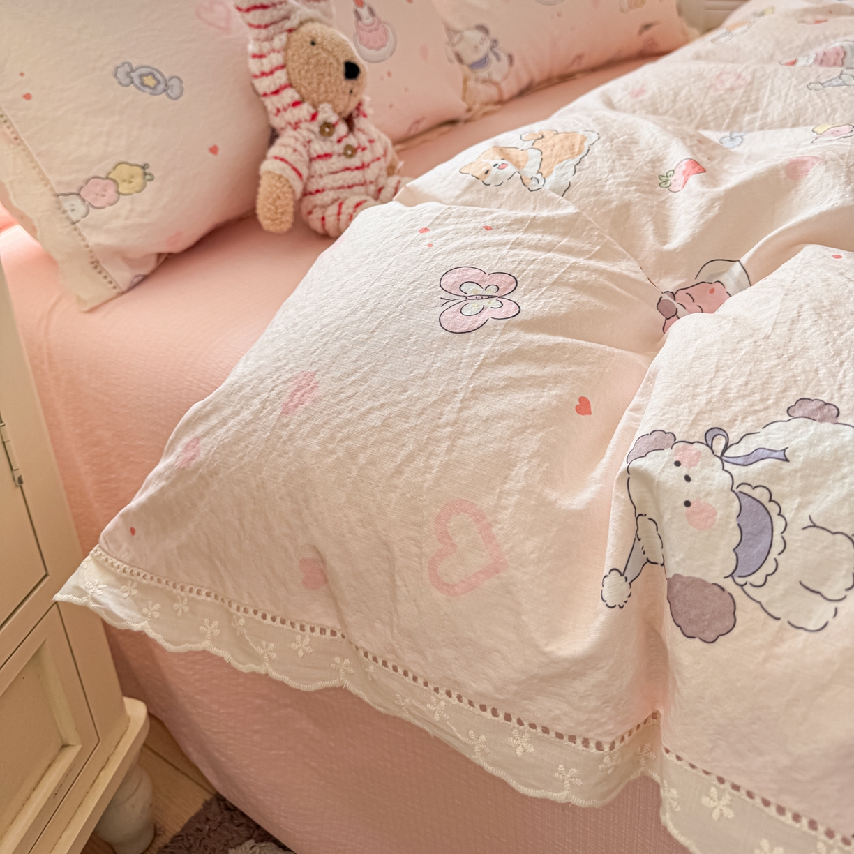 91家纺网 家纺一手货源 找家纺 寻米 2026新款全棉镂空花边云感双层纱四件套 快乐小奶狗