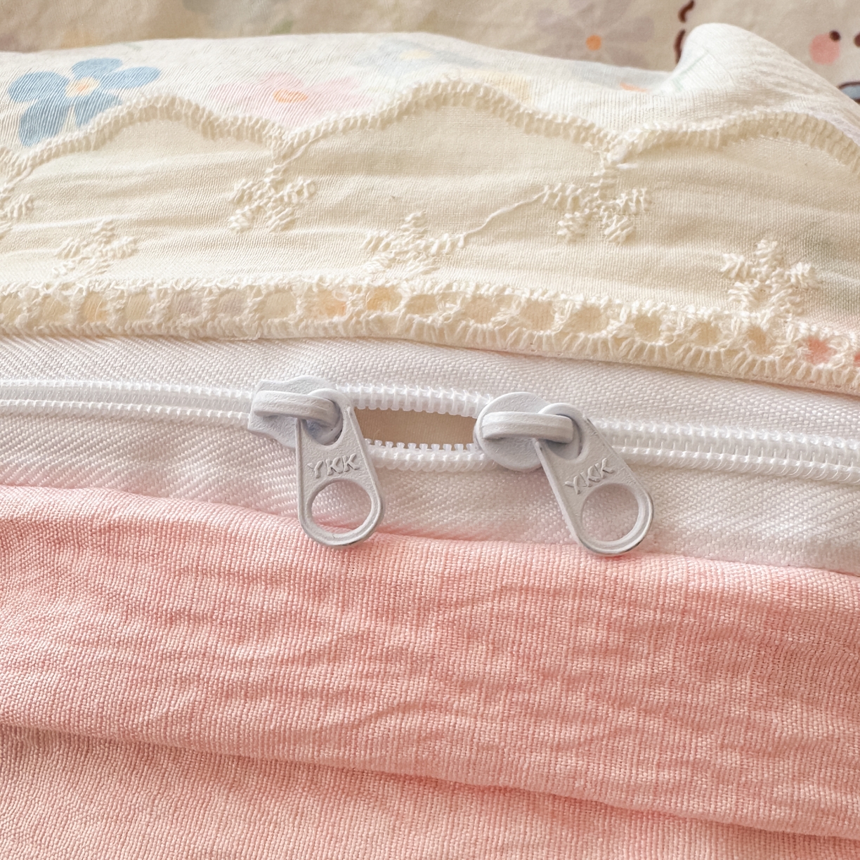 91家纺网 家纺一手货源 找家纺 寻米 2026新款全棉镂空花边云感双层纱四件套 点点小狗