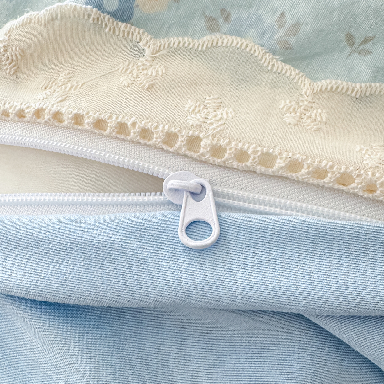 91家纺网 家纺一手货源 找家纺 寻米 2026新款全棉镂空花边云感双层纱四件套 小猫茶话会