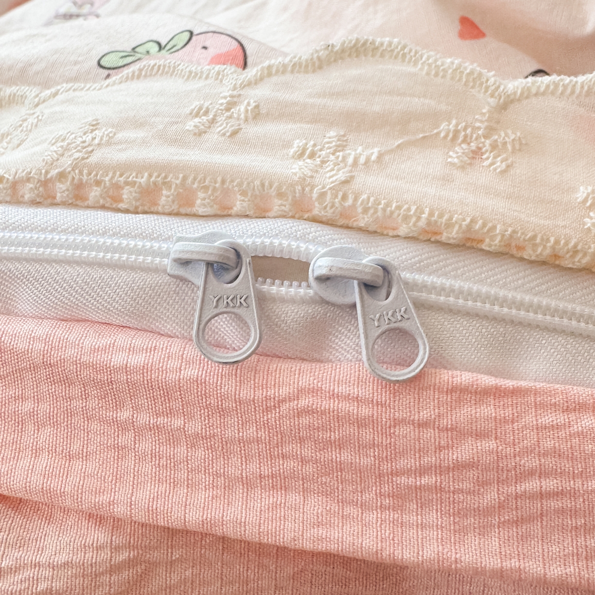 91家纺网 家纺一手货源 找家纺 寻米 2026新款全棉镂空花边云感双层纱四件套 快乐小奶狗