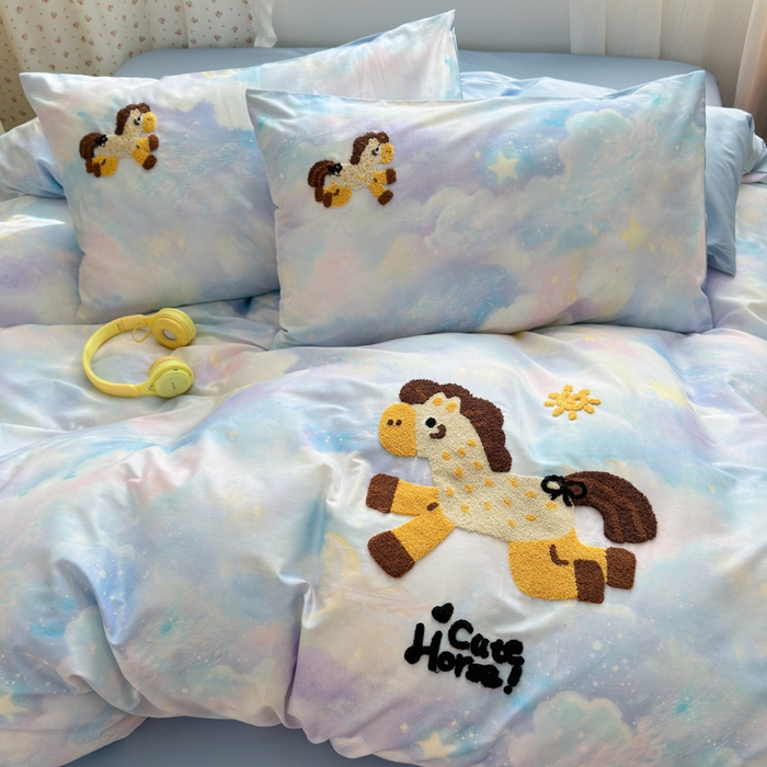 91家纺网 家纺一手货源 找家纺 曼之夏 2026新款50支长绒棉毛巾绣四件套 梦幻飞马