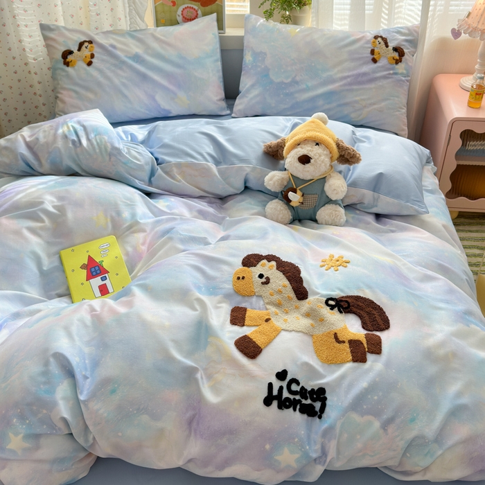 91家纺网 家纺一手货源 找家纺 曼之夏 2026新款50支长绒棉毛巾绣四件套 梦幻飞马