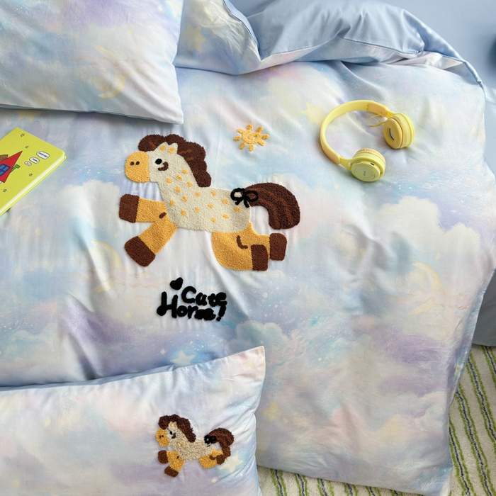 91家纺网 家纺一手货源 找家纺 曼之夏 2026新款50支长绒棉毛巾绣四件套 梦幻飞马