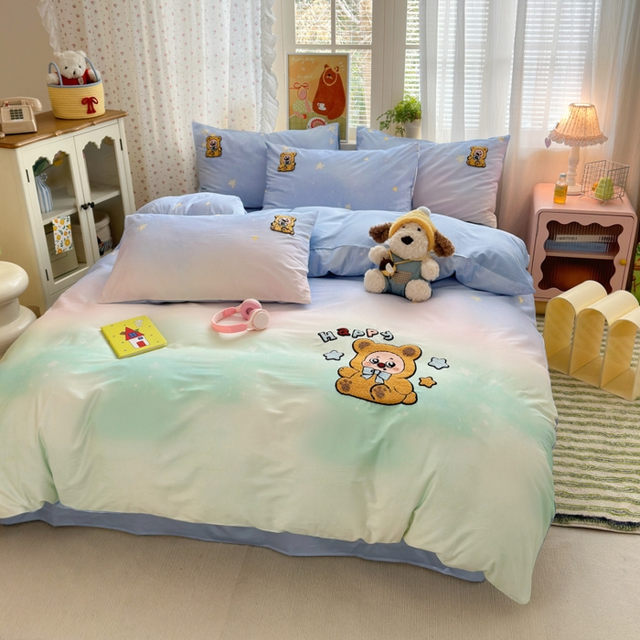 91家纺网 家纺一手货源 找家纺 曼之夏 2026新款50支长绒棉毛巾绣四件套 熊宝星空