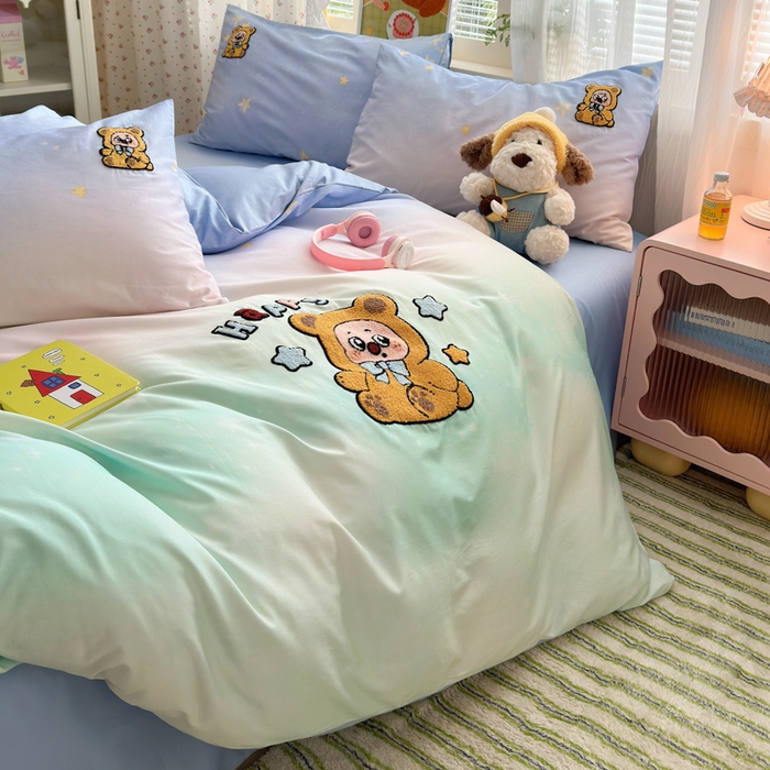 91家纺网 家纺一手货源 找家纺 曼之夏 2026新款50支长绒棉毛巾绣四件套 熊宝星空