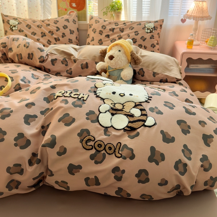 91家纺网 家纺一手货源 找家纺 曼之夏 2026新款50支长绒棉毛巾绣四件套 豹纹猫咪