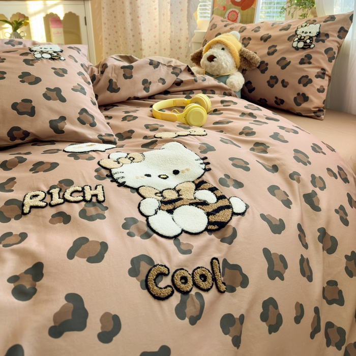 91家纺网 家纺一手货源 找家纺 曼之夏 2026新款50支长绒棉毛巾绣四件套 豹纹猫咪