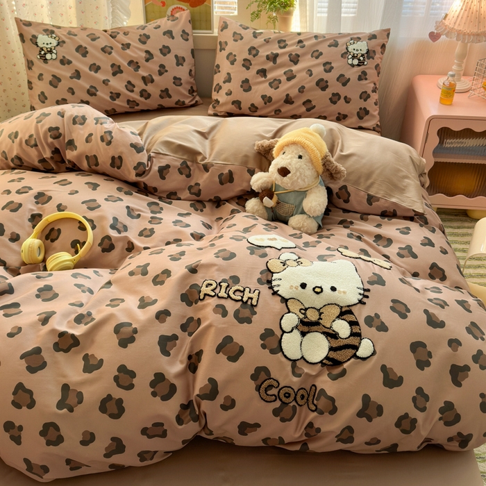 91家纺网 家纺一手货源 找家纺 曼之夏 2026新款50支长绒棉毛巾绣四件套 豹纹猫咪