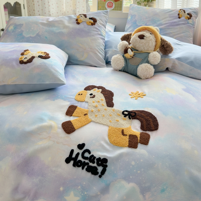 91家纺网 家纺一手货源 找家纺 曼之夏 2026新款50支长绒棉毛巾绣四件套 梦幻飞马