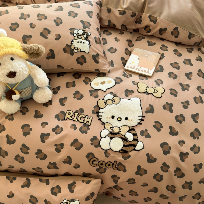 91家纺网 家纺一手货源 找家纺 曼之夏 2026新款50支长绒棉毛巾绣四件套 豹纹猫咪