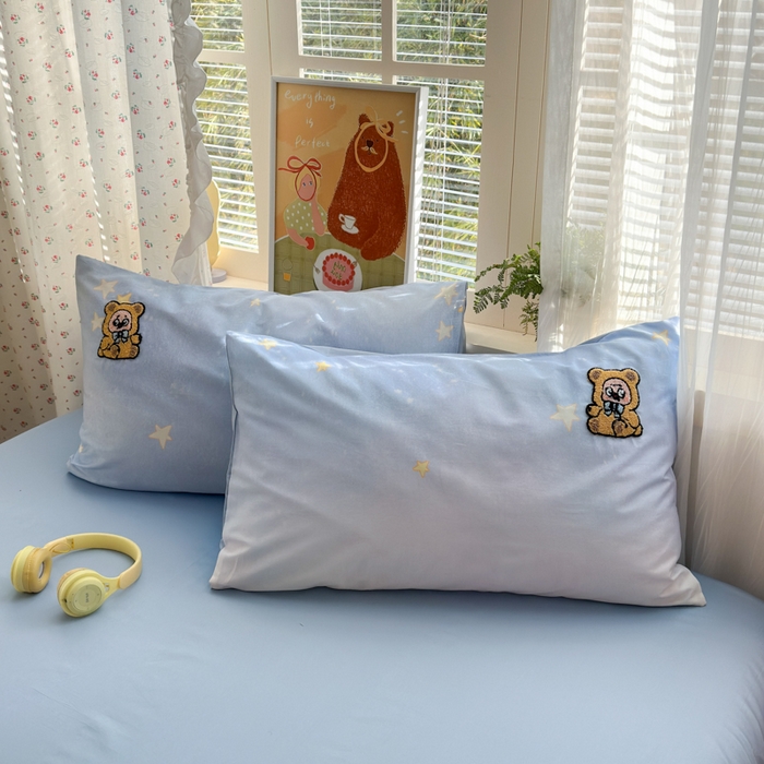 91家纺网 家纺一手货源 找家纺 曼之夏 2026新款50支长绒棉毛巾绣四件套 熊宝星空