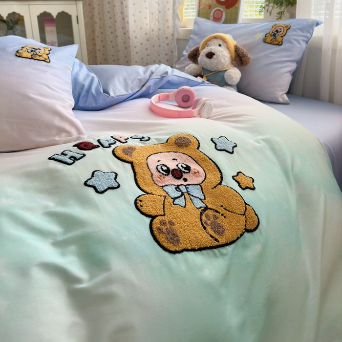 91家纺网 家纺一手货源 找家纺 曼之夏 2026新款50支长绒棉毛巾绣四件套 熊宝星空