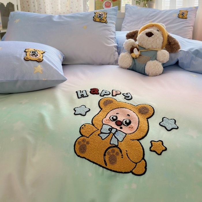 91家纺网 家纺一手货源 找家纺 曼之夏 2026新款50支长绒棉毛巾绣四件套 熊宝星空