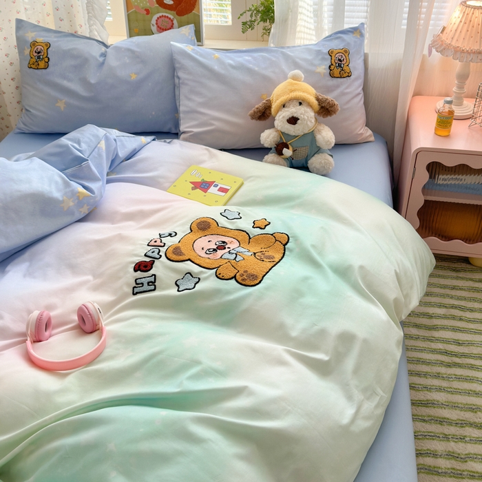 91家纺网 家纺一手货源 找家纺 曼之夏 2026新款50支长绒棉毛巾绣四件套 熊宝星空