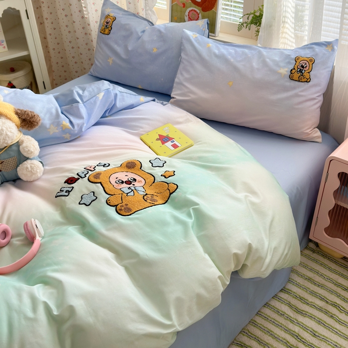 91家纺网 家纺一手货源 找家纺 曼之夏 2026新款50支长绒棉毛巾绣四件套 熊宝星空