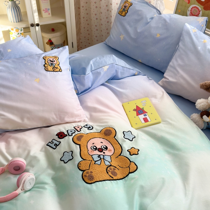 91家纺网 家纺一手货源 找家纺 曼之夏 2026新款50支长绒棉毛巾绣四件套 熊宝星空