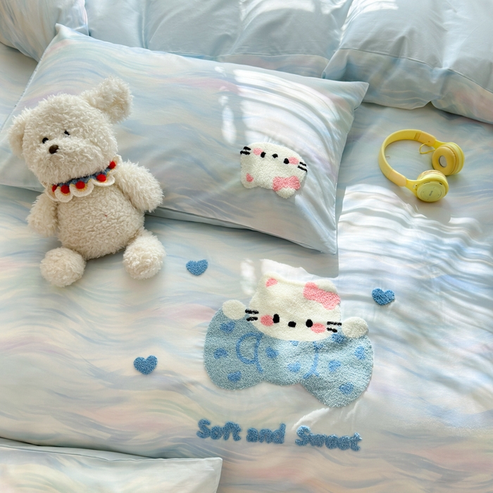 91家纺网 家纺一手货源 找家纺 曼之夏 2026新款50支长绒棉毛巾绣四件套 油画猫咪