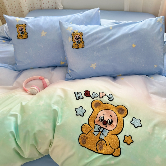 91家纺网 家纺一手货源 找家纺 曼之夏 2026新款50支长绒棉毛巾绣四件套 熊宝星空