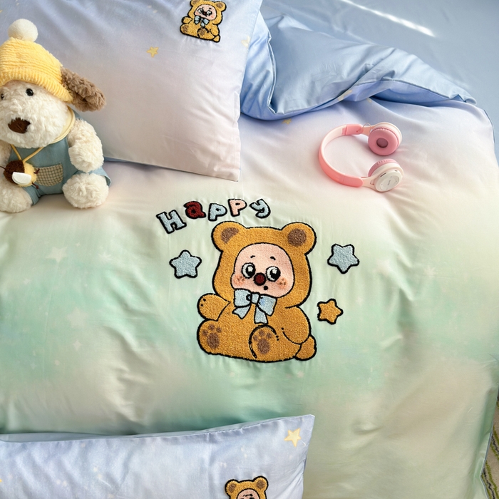 91家纺网 家纺一手货源 找家纺 曼之夏 2026新款50支长绒棉毛巾绣四件套 熊宝星空