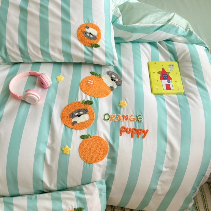 91家纺网 家纺一手货源 找家纺 曼之夏 2026新款50支长绒棉毛巾绣四件套 条纹雪纳瑞