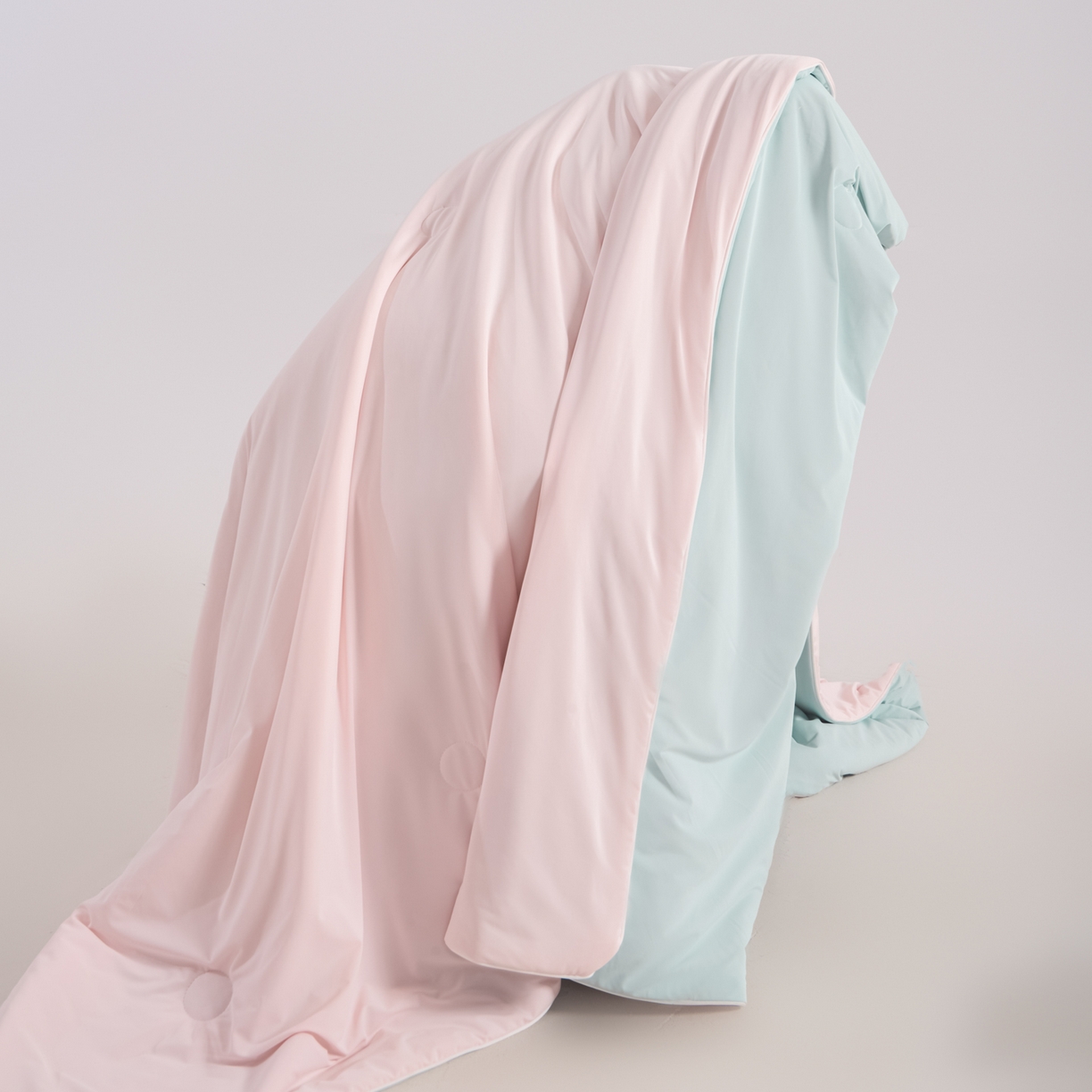 91家纺网 家纺一手货源 找家纺 漫仙阁家纺 2026年新款纯色凉感丝夏被空调被学生宿舍夏被夏凉被 天空蓝+樱花粉