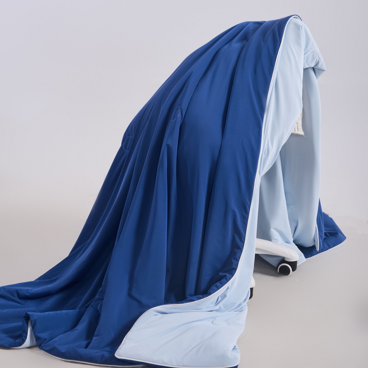 91家纺网 家纺一手货源 找家纺 漫仙阁家纺 2026年新款纯色凉感丝夏被空调被学生宿舍夏被夏凉被 浅蓝+深蓝