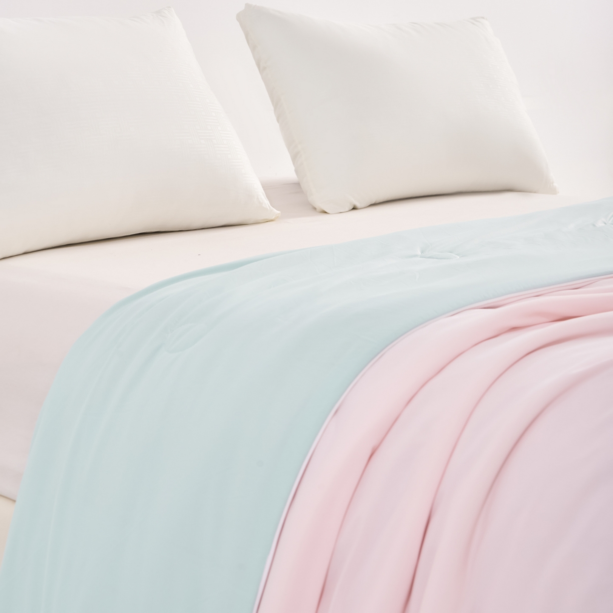 91家纺网 家纺一手货源 找家纺 漫仙阁家纺 2026年新款纯色凉感丝夏被空调被学生宿舍夏被夏凉被 天空蓝+樱花粉