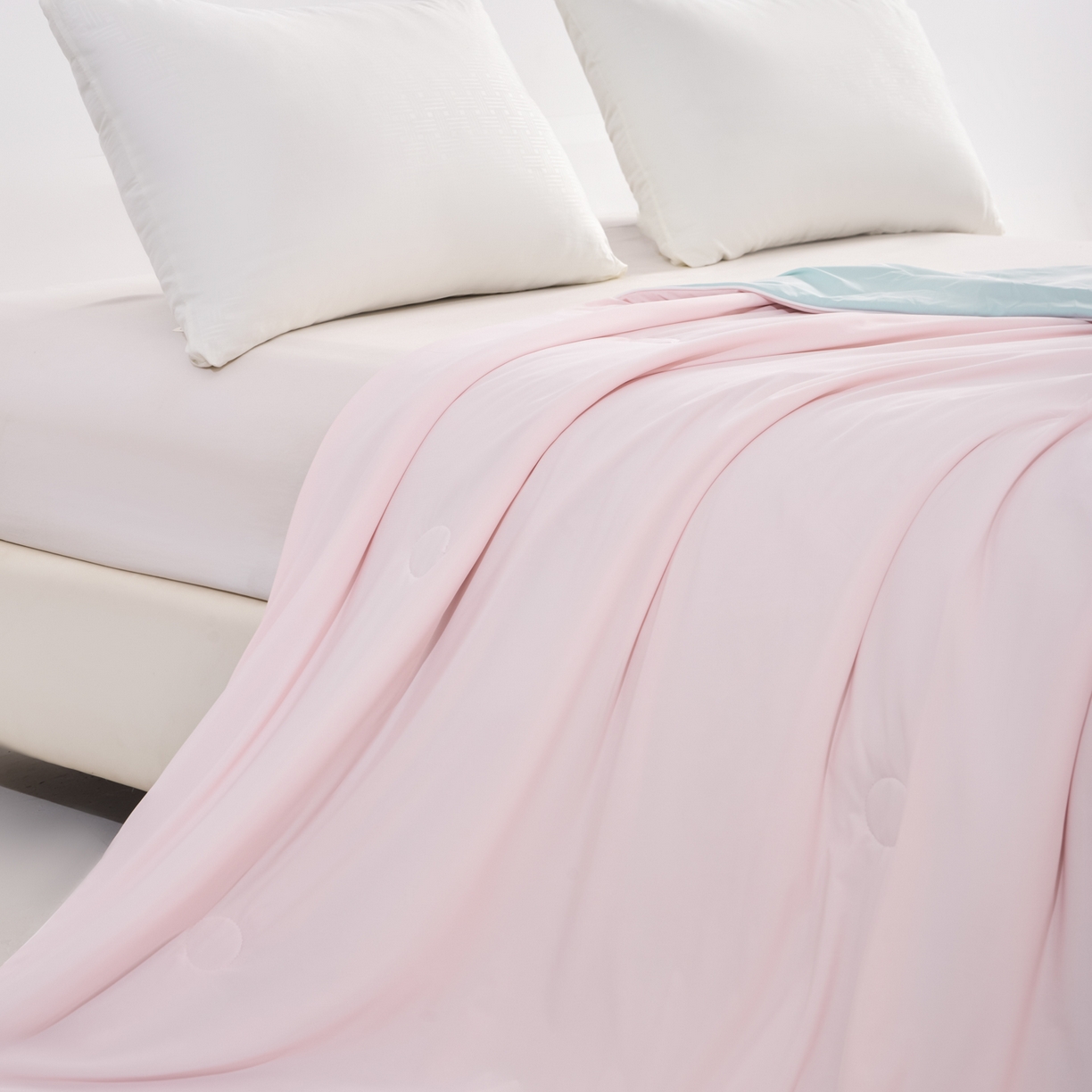 91家纺网 家纺一手货源 找家纺 漫仙阁家纺 2026年新款纯色凉感丝夏被空调被学生宿舍夏被夏凉被 天空蓝+樱花粉