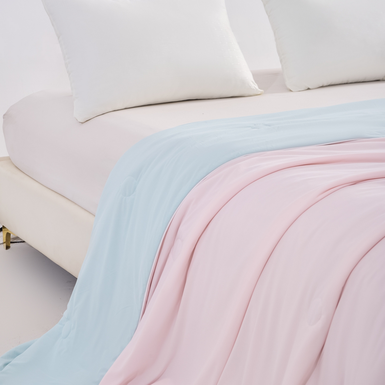 91家纺网 家纺一手货源 找家纺 漫仙阁家纺 2026年新款纯色凉感丝夏被空调被学生宿舍夏被夏凉被 天空蓝+樱花粉